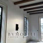 Custom-made ceiling beam arrangement in a modern interior